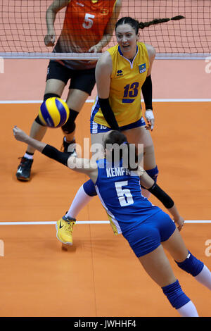 Laguna Provinz, Philippinen. 13 Aug, 2017. Radmila Beersneva (C) und Diana Kempa von Kasachstan konkurrieren gegen Vietnam während der zweiten Runde in der Volleyball-WM der Frauen in Asien 2017 in der Provinz Laguna, die Philippinen, 13. August 2017. Kasachstan gewann 3-1. Credit: rouelle Umali/Xinhua/Alamy leben Nachrichten Stockfoto