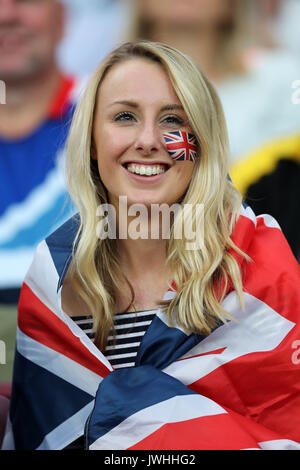 London, Großbritannien. 12 Aug, 2017. Zuschauer genießen die Leichtathletik in der Leichtathletik-WM 2017, Queen Elizabeth Olympic Park, Stratford, London, UK. Foto: Simon Balson/Alamy leben Nachrichten Stockfoto