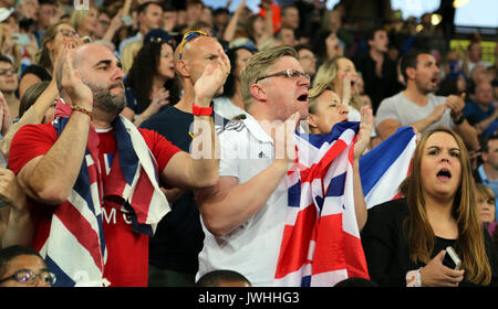 London, Großbritannien. 12 Aug, 2017. Zuschauer genießen die Leichtathletik in der Leichtathletik-WM 2017, Queen Elizabeth Olympic Park, Stratford, London, UK. Foto: Simon Balson/Alamy leben Nachrichten Stockfoto