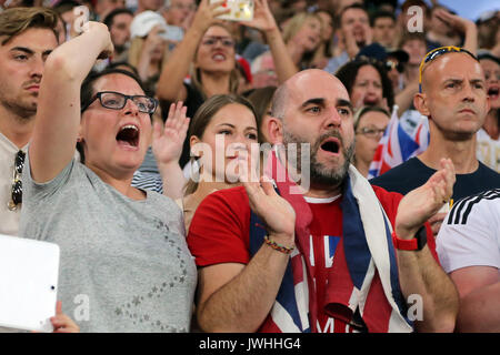 London, Großbritannien. 12 Aug, 2017. Zuschauer genießen die Leichtathletik in der Leichtathletik-WM 2017, Queen Elizabeth Olympic Park, Stratford, London, UK. Foto: Simon Balson/Alamy leben Nachrichten Stockfoto