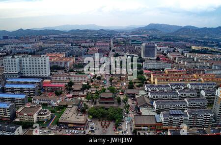 Shijiazhuang. 12 Aug, 2017. Luftbild am 12.08.2017, zeigt die allgemeine Ansicht der Xuanhua der Stadt Norden China Provinz Hebei. Xuanhua, einer historischen Stadt mit strategischer Bedeutung, ist die Wiedererlangung seiner Herrlichkeit als Wiederherstellung Kampagne in 2005 den historischen Wahrzeichen wiederherzustellen. Credit: Yang Shiyao/Xinhua/Alamy leben Nachrichten Stockfoto