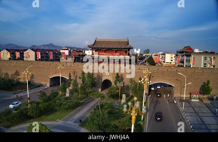 Shijiazhuang. 12 Aug, 2017. Foto am 12.08.2017, zeigt die renovierte Xuanhua Daxinmen Gateway in der Stadt Norden China Provinz Hebei. Xuanhua, einer historischen Stadt mit strategischer Bedeutung, ist die Wiedererlangung seiner Herrlichkeit als Wiederherstellung Kampagne in 2005 den historischen Wahrzeichen wiederherzustellen. Credit: Yang Shiyao/Xinhua/Alamy leben Nachrichten Stockfoto