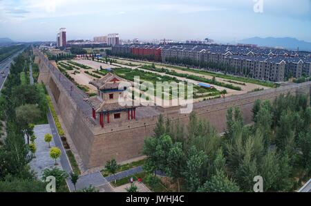 Shijiazhuang. 12 Aug, 2017. Foto am 12.08.2017, zeigt einen Abschnitt der renovierten Stadtmauer in Xuanhua der Stadt Norden China Provinz Hebei. Xuanhua, einer historischen Stadt mit strategischer Bedeutung, ist die Wiedererlangung seiner Herrlichkeit als Wiederherstellung Kampagne in 2005 den historischen Wahrzeichen wiederherzustellen. Credit: Yang Shiyao/Xinhua/Alamy leben Nachrichten Stockfoto