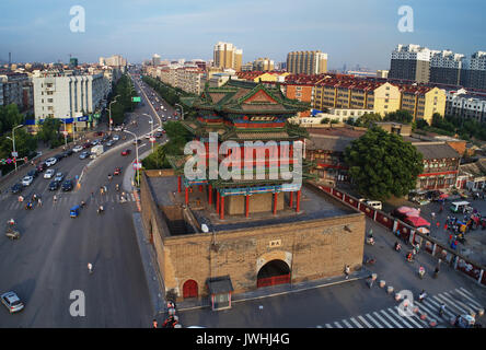 Shijiazhuang. 12 Aug, 2017. Foto am 12.08.2017, zeigt die renovierte Xuanhua Qingyuanlou Pavillion in der Stadt Norden China Provinz Hebei. Xuanhua, einer historischen Stadt mit strategischer Bedeutung, ist die Wiedererlangung seiner Herrlichkeit als Wiederherstellung Kampagne in 2005 den historischen Wahrzeichen wiederherzustellen. Credit: Yang Shiyao/Xinhua/Alamy leben Nachrichten Stockfoto