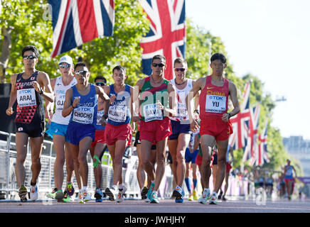 London, Großbritannien. 13 Aug, 2017. Teilnehmer an der 50 Kilometer langen marathon in London das IAAF Leichtathletik WM 2017 run down Pall Mall in Richtung Buckingham Palace in London, Großbritannien, 13. August 2017. Foto: Rainer Jensen/dpa/Alamy leben Nachrichten Stockfoto