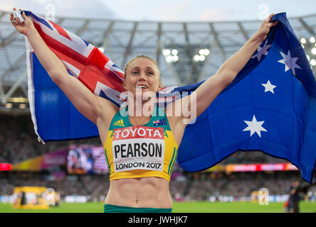 London, Großbritannien. 12 August, 2017. Sally Pearson von Australien feiert mit der australischen Flagge, nachdem er die 100 m Hürden Finale in einer Zeit von 12.59 während der IAAF Leichtathletik WM 2017 am Tag 9 bei den Olympischen Park, London, England am 12. August 2017. Foto von Andy Rowland/PRiME Media Bilder./Alamy leben Nachrichten Stockfoto