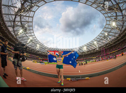 London, Großbritannien. 12 August, 2017. Sally Pearson von Australien feiert mit der australischen Flagge, nachdem er die 100 m Hürden Finale in einer Zeit von 12.59 während der IAAF Leichtathletik WM 2017 am Tag 9 bei den Olympischen Park, London, England am 12. August 2017. Foto von Andy Rowland/PRiME Media Bilder./Alamy leben Nachrichten Stockfoto