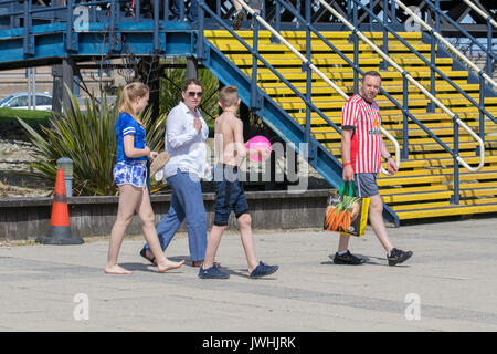 Southport, Merseyside. UK Wetter. August 13, 2017. Touristen am Strand in der Sonne. Das warme Wetter bringt Besucher zum Meer den Sand, Meer und Sonnenschein im Norden zu genießen - West tourist resort. Kredit; MediaWorldImages/AlamyLiveNews Stockfoto