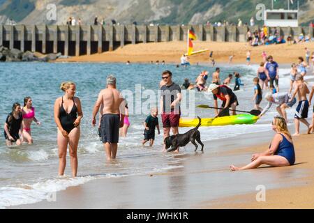West Bay, Dorset, Großbritannien. Am 13. August 2017. UK Wetter. Erholungssuchende und Sonnenhungrige genießen die warme Sonne am Strand am Strand von West Bay in Dorset. Photo Credit: Graham Jagd-/Alamy leben Nachrichten Stockfoto