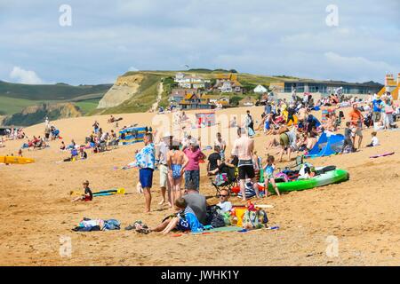 West Bay, Dorset, Großbritannien. Am 13. August 2017. UK Wetter. Erholungssuchende und Sonnenhungrige genießen die warme Sonne am Strand am Strand von West Bay in Dorset. Photo Credit: Graham Jagd-/Alamy leben Nachrichten Stockfoto