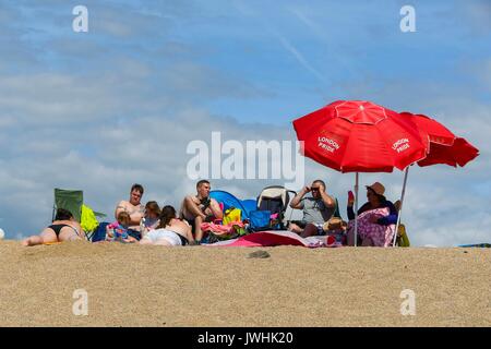 West Bay, Dorset, Großbritannien. Am 13. August 2017. UK Wetter. Erholungssuchende und Sonnenhungrige genießen die warme Sonne am Strand am Strand von West Bay in Dorset. Photo Credit: Graham Jagd-/Alamy leben Nachrichten Stockfoto