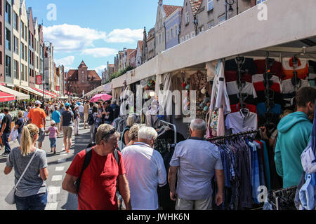 Danzig, Polen. August 13, 2017. Die Leute, die auf der Suche nach Waren auf einem Flohmarkt bei der 757Th Edition von St. Dominic's Fair sind in Danzig, Polen am 13. August 2017 mehr als Tausend 1000 Händler, Künstler und Sammler an der Messe teil mit ihren Ständen mehrere Straßen in der Mitte des im historischen Zentrum der Stadt. St. Dominic's Fair ist die größte Open-Air-Handel und kulturelle Veranstaltung in Polen und eine der größten in Europa. Er hat sich im Laufe der sieben hundert fünfzig Jahre Tradition genossen; sie wurde von der Papst Alexander IV. im Jahre 1260 gegründet. Stockfoto