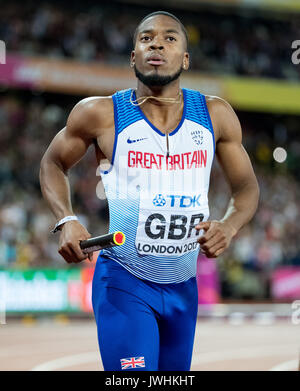 London, Großbritannien. 12 August, 2017. Nathanael Mitchell-Blake der GBR nach dem Ausführen der letzten Etappe auf seine Mannschaften Gold Medal winning Team während der IAAF Leichtathletik WM 2017 am Tag 9 bei den Olympischen Park, London, England am 12. August 2017. Foto von Andy Rowland/PRiME Media Bilder./Alamy leben Nachrichten Stockfoto