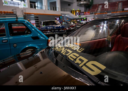 Bielsko-Biala, Polen. 12 Aug, 2017. International Automotive Messen - MotoShow Bielsko-Biala. Crew Schleifmaschinen Beschriftung auf einem Auto Fenster. Credit: Lukasz Obermann/Alamy leben Nachrichten Stockfoto