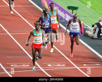 Muktar Edris, Äthiopien, gewinnt vor Mo Farah, Großbritannien, und Paul Kipkemoi Chelimo, USA, in der die Männer 5000 m-Finale am Tag neun der IAAF London 2017 Weltmeisterschaften am London Stadion. © Paul Davey. Stockfoto