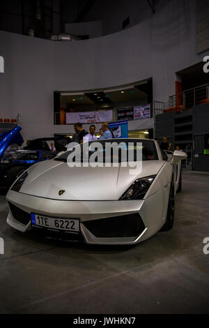 Bielsko-Biala, Polen. 12 Aug, 2017. International Automotive Messen - MotoShow Bielsko-Biala. Lamborghini Gallardo auf der Halle geparkt. Credit: Lukasz Obermann/Alamy leben Nachrichten Stockfoto