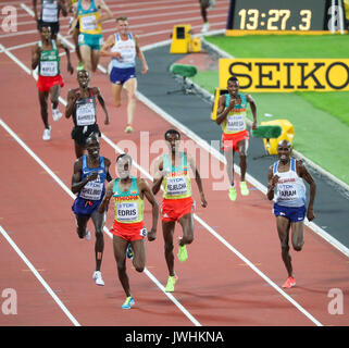 London, Großbritannien. 12 Aug, 2017. Muktar Edris, Äthiopien, sprintet zur Herrlichkeit vor Mo Farah, Großbritannien, und Paul Kipkemoi Chelimo, USA, in der die Männer 5000 m-Finale am Tag neun der IAAF London 2017 Weltmeisterschaften am London Stadion. Credit: Paul Davey/Alamy leben Nachrichten Stockfoto