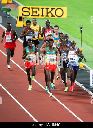 London, Großbritannien. 12 Aug, 2017. Selemon Barega, Äthiopien, Yomif Kejelcha, Äthiopien, und Mo Farah, Großbritannien, der Männer 5000 m-Finale am Tag neun der IAAF London 2017 Weltmeisterschaften am London Stadion. Credit: Paul Davey/Alamy leben Nachrichten Stockfoto