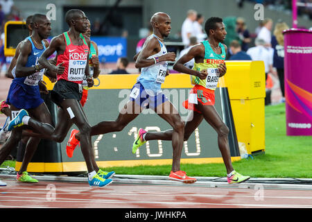 London, Großbritannien. 12 Aug, 2017. Mo Farah, Großbritannien, Cyrus Rutto, Kenia und Selemon Barega, Äthiopien, führen den Satz in den frühen Stadien der Männer 5000 m-Finale am Tag neun der IAAF London 2017 Weltmeisterschaften am London Stadion. Credit: Paul Davey/Alamy leben Nachrichten Stockfoto