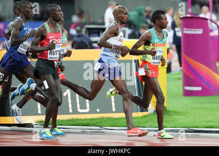 London, Großbritannien. 12 Aug, 2017. Mo Farah, Großbritannien, Cyrus Rutto, Kenia und Selemon Barega, Äthiopien, führen den Satz in den frühen Stadien der Männer 5000 m-Finale am Tag neun der IAAF London 2017 Weltmeisterschaften am London Stadion. Credit: Paul Davey/Alamy leben Nachrichten Stockfoto