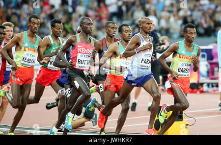 London, Großbritannien. 12 Aug, 2017. Mo Farah, Großbritannien, Cyrus Rutto, Kenia und Selemon Barega, Äthiopien, führen den Satz in den frühen Stadien der Männer 5000 m-Finale am Tag neun der IAAF London 2017 Weltmeisterschaften am London Stadion. Credit: Paul Davey/Alamy leben Nachrichten Stockfoto