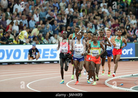 London, Großbritannien. 12 Aug, 2017. Mo Farah, Großbritannien, Cyrus Rutto, Kenia und Selemon Barega, Äthiopien, führen den Satz in den frühen Stadien der Männer 5000 m-Finale am Tag neun der IAAF London 2017 Weltmeisterschaften am London Stadion. Credit: Paul Davey/Alamy leben Nachrichten Stockfoto