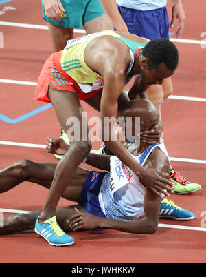 London, Großbritannien. 12 Aug, 2017. Muktar Edris, Äthiopien, Sieger, hilft Mo Farah, Großbritannien, bis nach dem Sieg gegen Farah zu Gold im 5000-m-final am Tag neun der IAAF London 2017 Weltmeisterschaften am London Stadion. Credit: Paul Davey/Alamy leben Nachrichten Stockfoto