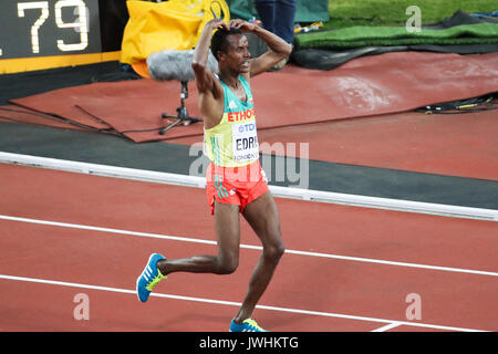 London, Großbritannien. 12 Aug, 2017. Muktar Edris, Äthiopien, nach dem Sieg der Männer 5000 m-Finale am Tag neun der IAAF London 2017 Weltmeisterschaften am London Stadion. Credit: Paul Davey/Alamy leben Nachrichten Stockfoto