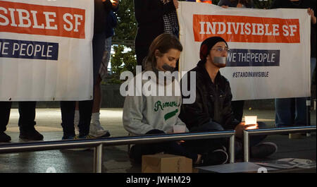 San Francisco, USA. 12 Aug, 2017. Menschen nehmen an einem kerzenlicht Mahnwache in Downtown San Francisco, USA, am 12. August 2017. Drei Menschen wurden getötet und 19 verwundet in Charlottesville, als Befürworter des von der so genannten alt-rechts Bewegung sein Auto in eine Gruppe von Demonstranten, die gegen einen weißen nationalistischen Rally rammte. Dann, eine lokale Gruppe, bekannt als unteilbar SF, kurz für San Francisco, für die mahnwache" in Solidarität mit Charlottesville zu stehen." Quelle: Xu Yong/Xinhua/Alamy leben Nachrichten Stockfoto