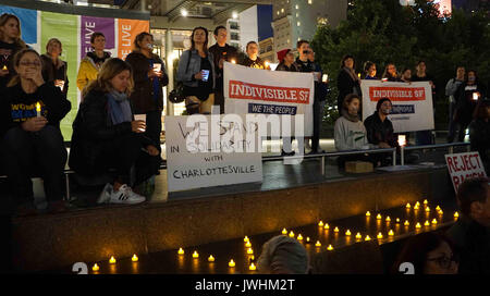 San Francisco, USA. 12 Aug, 2017. Menschen nehmen an einem kerzenlicht Mahnwache in Downtown San Francisco, USA, am 12. August 2017. Drei Menschen wurden getötet und 19 verwundet in Charlottesville, als Befürworter des von der so genannten alt-rechts Bewegung sein Auto in eine Gruppe von Demonstranten, die gegen einen weißen nationalistischen Rally rammte. Dann, eine lokale Gruppe, bekannt als unteilbar SF, kurz für San Francisco, für die mahnwache" in Solidarität mit Charlottesville zu stehen." Quelle: Xu Yong/Xinhua/Alamy leben Nachrichten Stockfoto