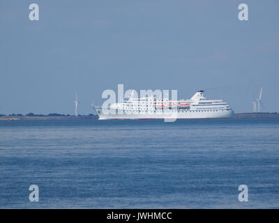 Sheerness, Kent. 13 Aug, 2017. UK Wetter: ein sonniger Nachmittag in Sheerness mit Temperaturen über 23 °C und leichtem Wind. Im Bild: Die "Ocean Majesty" Kreuzfahrtschiff. Credit: James Bell/Alamy leben Nachrichten Stockfoto