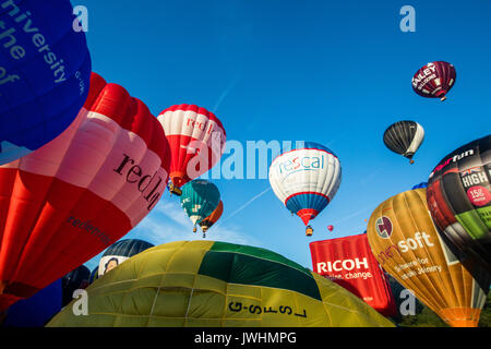 Einige der 130 plus Ballons in der Dämmerung während der Messe Aufstieg von Ashton Hof Park in Bristol gestartet Am letzten Tag des 39. Bristol Internati Stockfoto