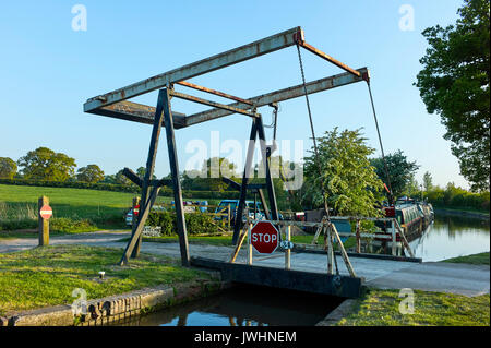 Die Brücke Nr. 34 in der Nähe von Whitchurch am Llangollen-Kanal anheben Stockfoto