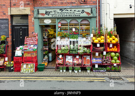 Obst- und Gemüsehändler in Llangollen, Wales Stockfoto