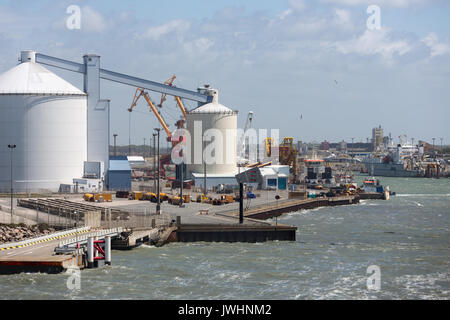 Hafen von Calais, Frankreich - Juni 07, 2017: Hafen Calais mit Netzbetreibern und Storage Silo Stockfoto