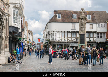 CANTERBURY, ENGLAND - Juni 07, 2017: Alte historische Stadt Platz mit Menschen im Zentrum der mittelalterlichen Stadt Canterbury, Kent, England Stockfoto