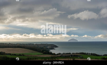 Große Rock Island Aisla Craig aus der Ayrshire Küste. Stockfoto