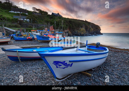 Cadgwith Cove bei Sonnenaufgang eingefangen. Stockfoto