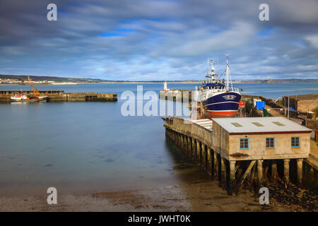 Newlyn Harbour mit St Michael's Mount in der Ferne. Stockfoto