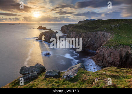 Sonnenuntergang am Lands End in Cornwall Stockfoto