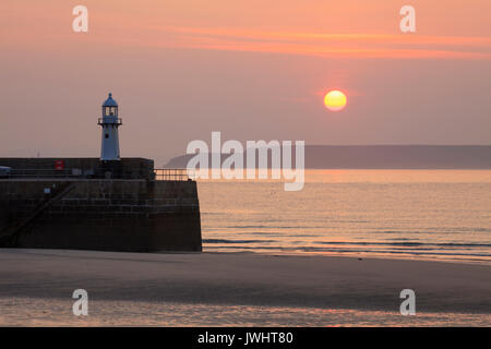 Sonnenaufgang am St Ives in Cornwall erfasst Stockfoto