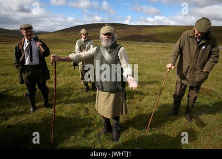 Kopf Wildhüter Graeme MacDonald führt ein shooting Party auf der Heide am Alvie Immobilien in der Nähe von Aviemore auf die glorreiche Zwölfte, den Start der Moorhuhn schießen Saison. Stockfoto