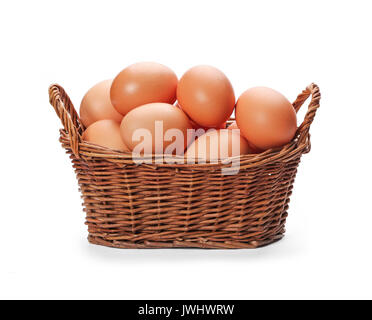 Braune Eier in den Korb auf weißem Hintergrund. Stockfoto