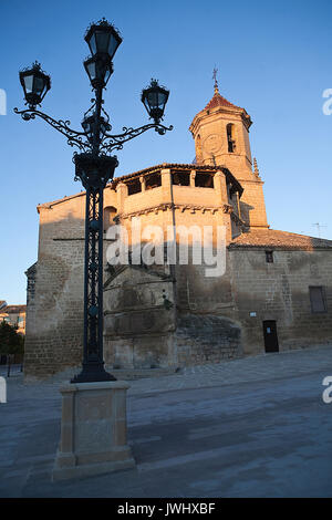 Sonnenaufgang in eckigen am 1. Mai mit seitlichen vorderen und Quelle der Kirche von San Pablo und Strassenlaterne, Ubeda, Provinz Jaen, Spanien Stockfoto