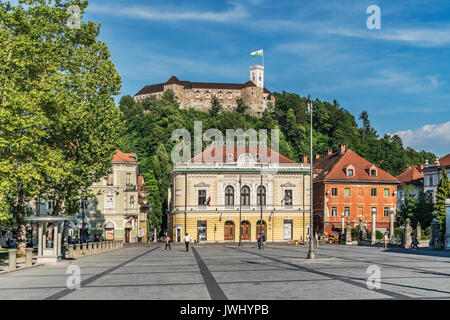 Die Slowenische Philharmonie ist auf dem Platz Kongresni trg entfernt. Im Hintergrund ist die mittelalterliche Burg von Ljubljana, Slowenien, Europa Stockfoto