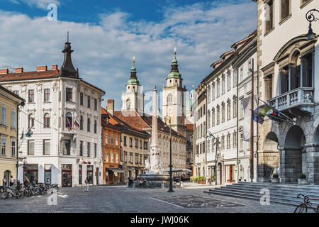 Blick auf das Rathaus, St.-Nikolaus-Kirche. Die barocke Kathedrale ist dem Heiligen Nikolaus von Myra, Ljubljana, Slowenien, Europa Stockfoto