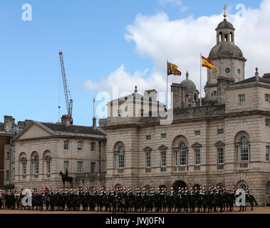 Die Königin und der Herzog von Edinburgh offiziell willkommen der König und die Königin von Spanien auf Horse Guards Parade. Die ehrengarde wird eine Royal Salute und die spanische Nationalhymne gespielt wird. Der König, von dem Herzog von Edinburgh begleitet, prüfen Sie den Schutz der Ehre, das erste Bataillon Irish Guards. Mit: Atmosphäre, Wo: London, Großbritannien Wann: 12 Aug 2017 Quelle: John rainford/WENN.com Stockfoto