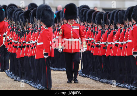 Die Königin und der Herzog von Edinburgh offiziell willkommen der König und die Königin von Spanien auf Horse Guards Parade. Die ehrengarde wird eine Royal Salute und die spanische Nationalhymne gespielt wird. Der König, von dem Herzog von Edinburgh begleitet, prüfen Sie den Schutz der Ehre, das erste Bataillon Irish Guards. Mit: Atmosphäre, Wo: London, Großbritannien Wann: 12 Aug 2017 Quelle: John rainford/WENN.com Stockfoto