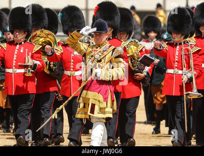 Die Königin und der Herzog von Edinburgh offiziell willkommen der König und die Königin von Spanien auf Horse Guards Parade. Die ehrengarde wird eine Royal Salute und die spanische Nationalhymne gespielt wird. Der König, von dem Herzog von Edinburgh begleitet, prüfen Sie den Schutz der Ehre, das erste Bataillon Irish Guards. Mit: Atmosphäre, Wo: London, Großbritannien Wann: 12 Aug 2017 Quelle: John rainford/WENN.com Stockfoto