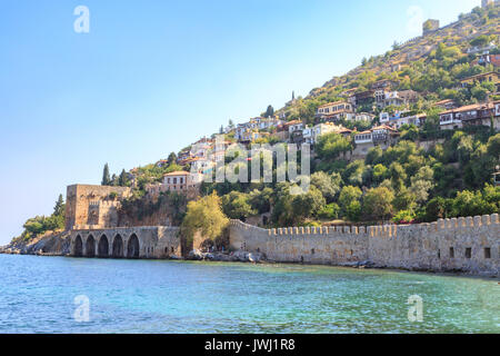 Alte Werft in der Nähe von Kizil Kule Turm in Halbinsel Alanya, Antalya, Türkei Stockfoto